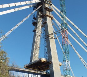 Acesso a pilares / mastros de pontes em construção