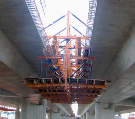 Carro de parapeito no canto entre dois tabuleiros de ponte