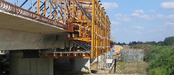 Construção de parapeito para proteção de pontes com Carro MK