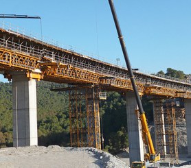 Treliça H-33 com plataformas de trabalho e parapeitos de segurança