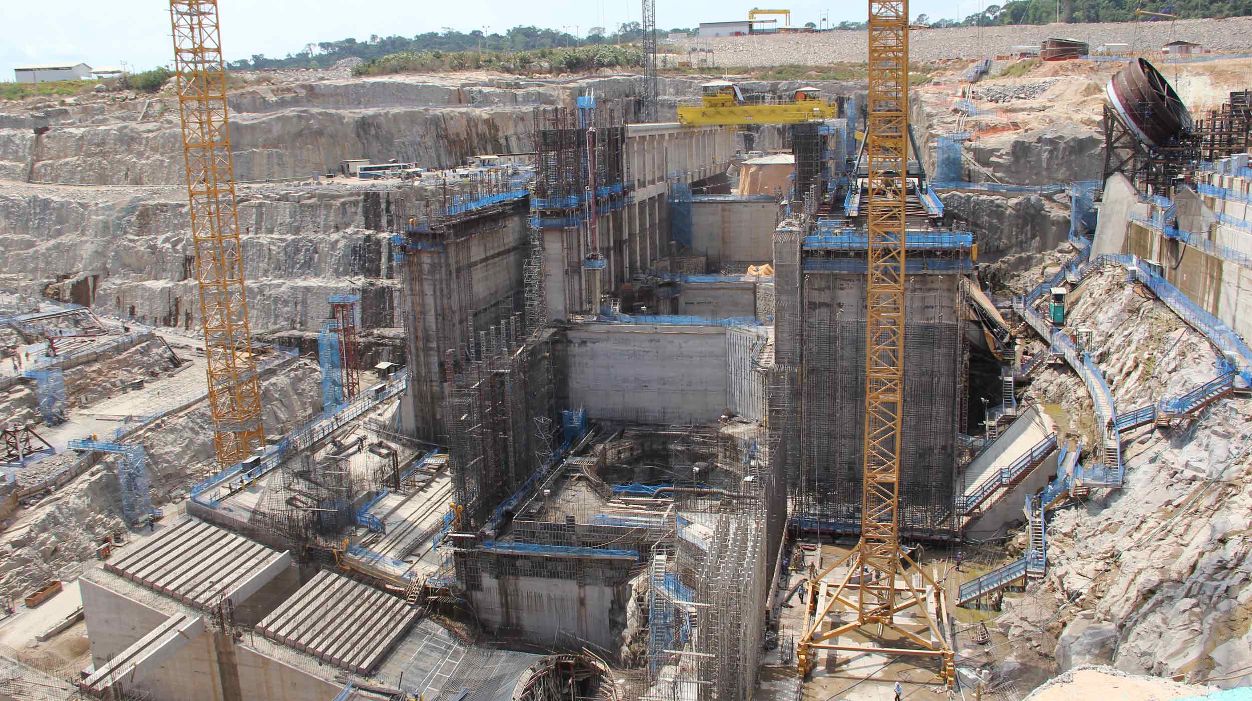 A barragen hidrelétrica Teles Pires faz parte do plano de infraestrutura contemplado no Programa de Aceleração do Crescimento (PAC) do Governo Federal do Brasil.