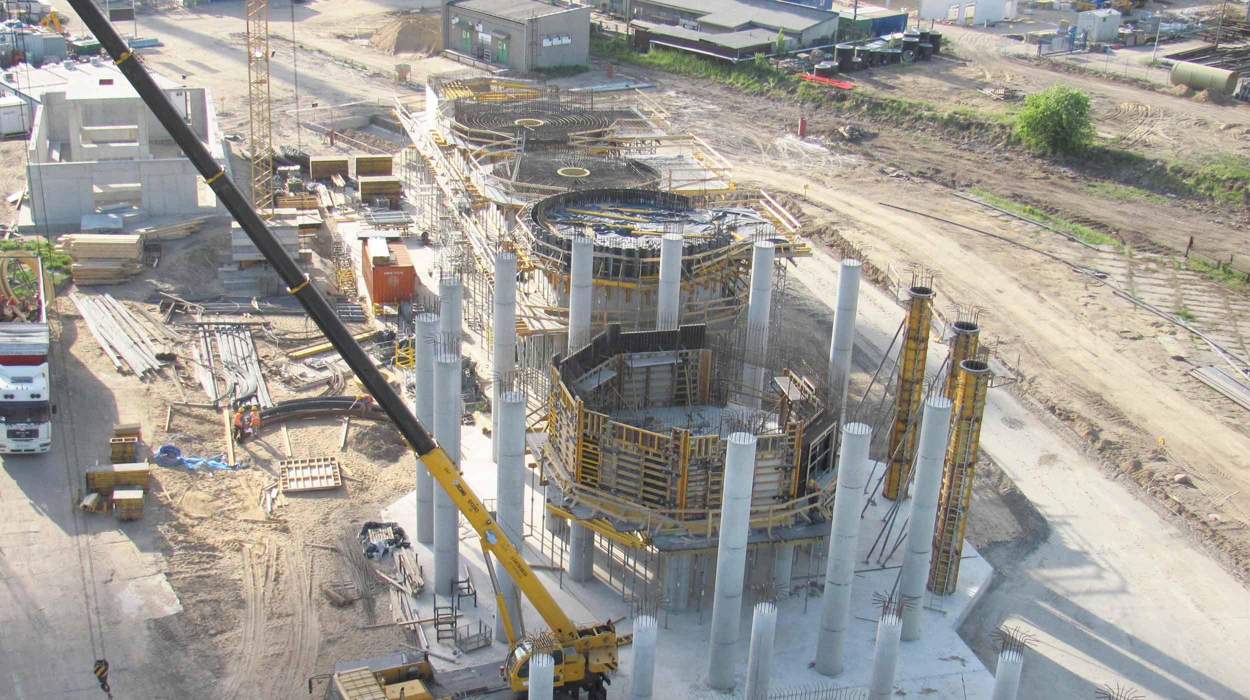 O projeto consiste na construção de uma barragen de biomassa com 50 MW de potência.