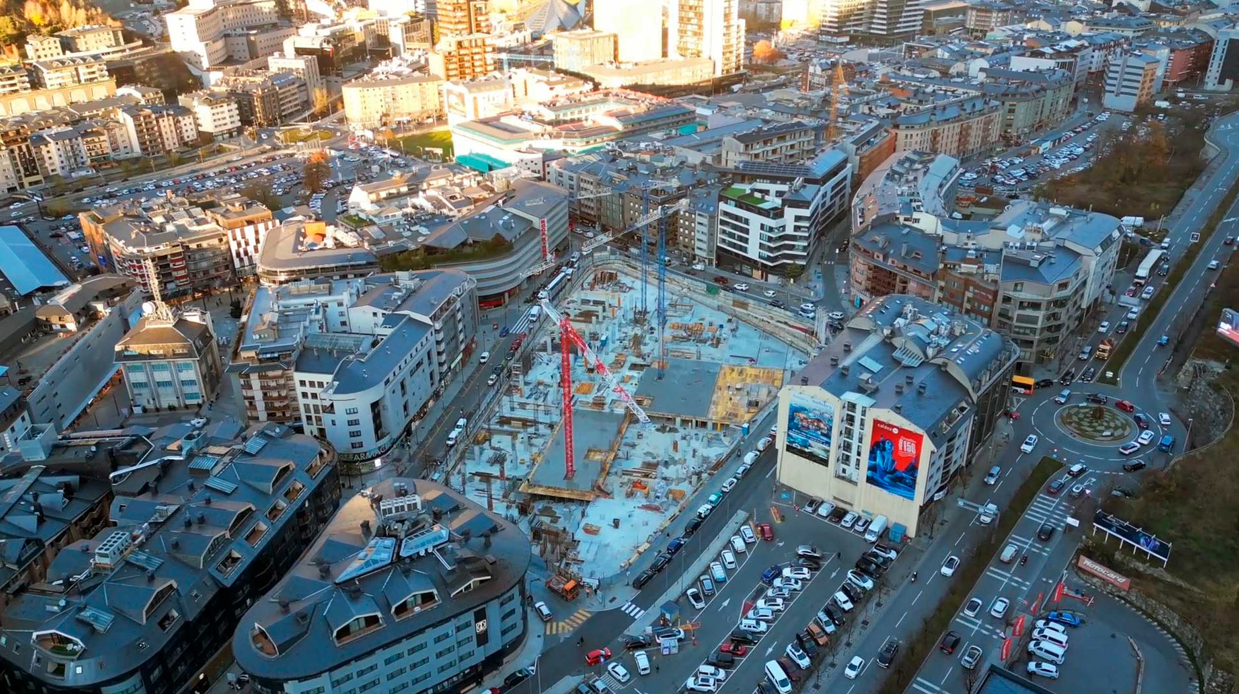 Este centro comercial está situado na zona comercial de Fener Boulevard, em Andorra La Vella. Trata-se de um edifício de cinco andares.