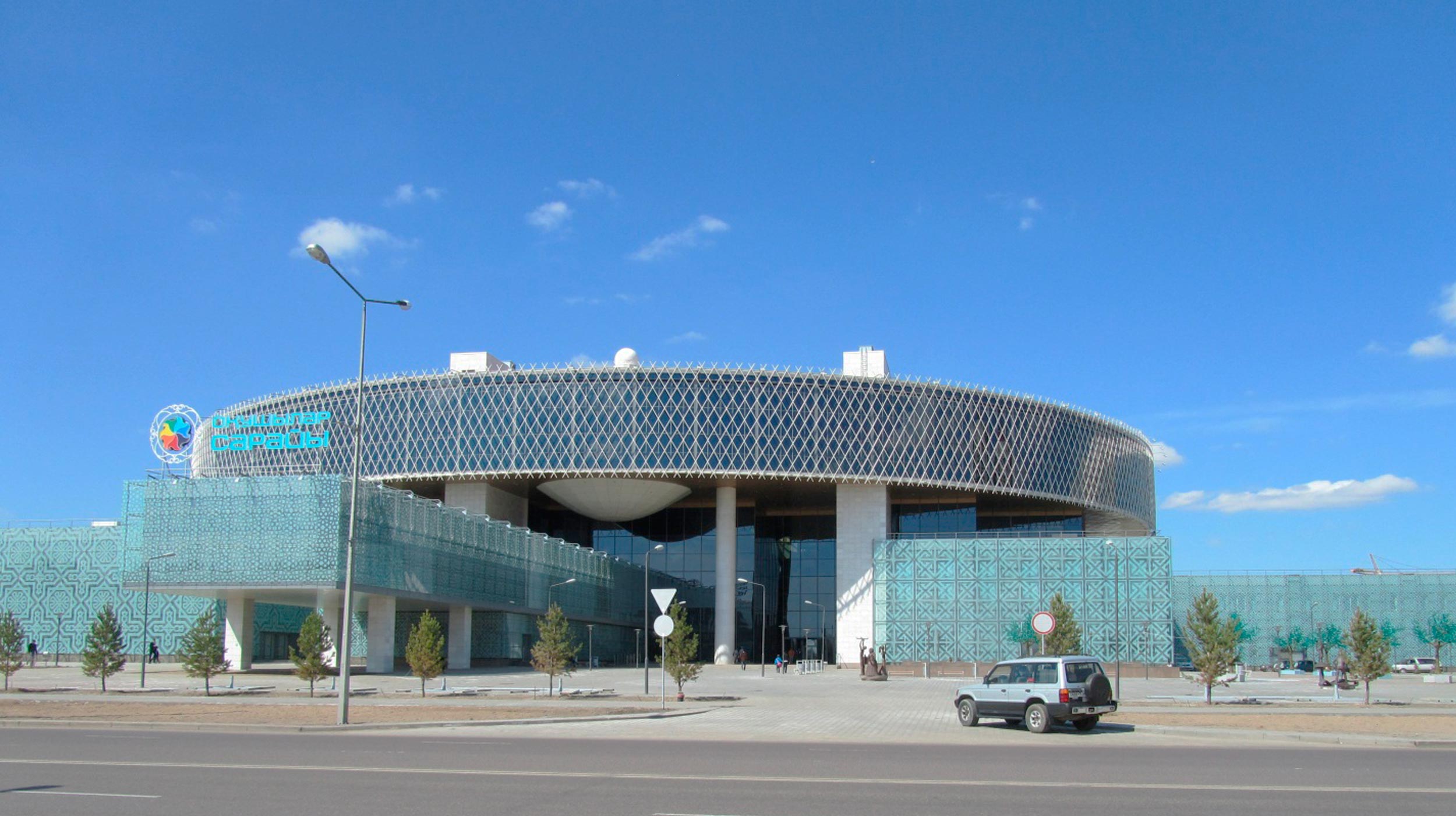 Com uma área de 46.000 m², este espaço multiuso tem pista de gelo coberta, piscina, ginásio, pavilhões esportivos, teatro, sala de concertos, laboratórios, planetário, museus e outras instalações.