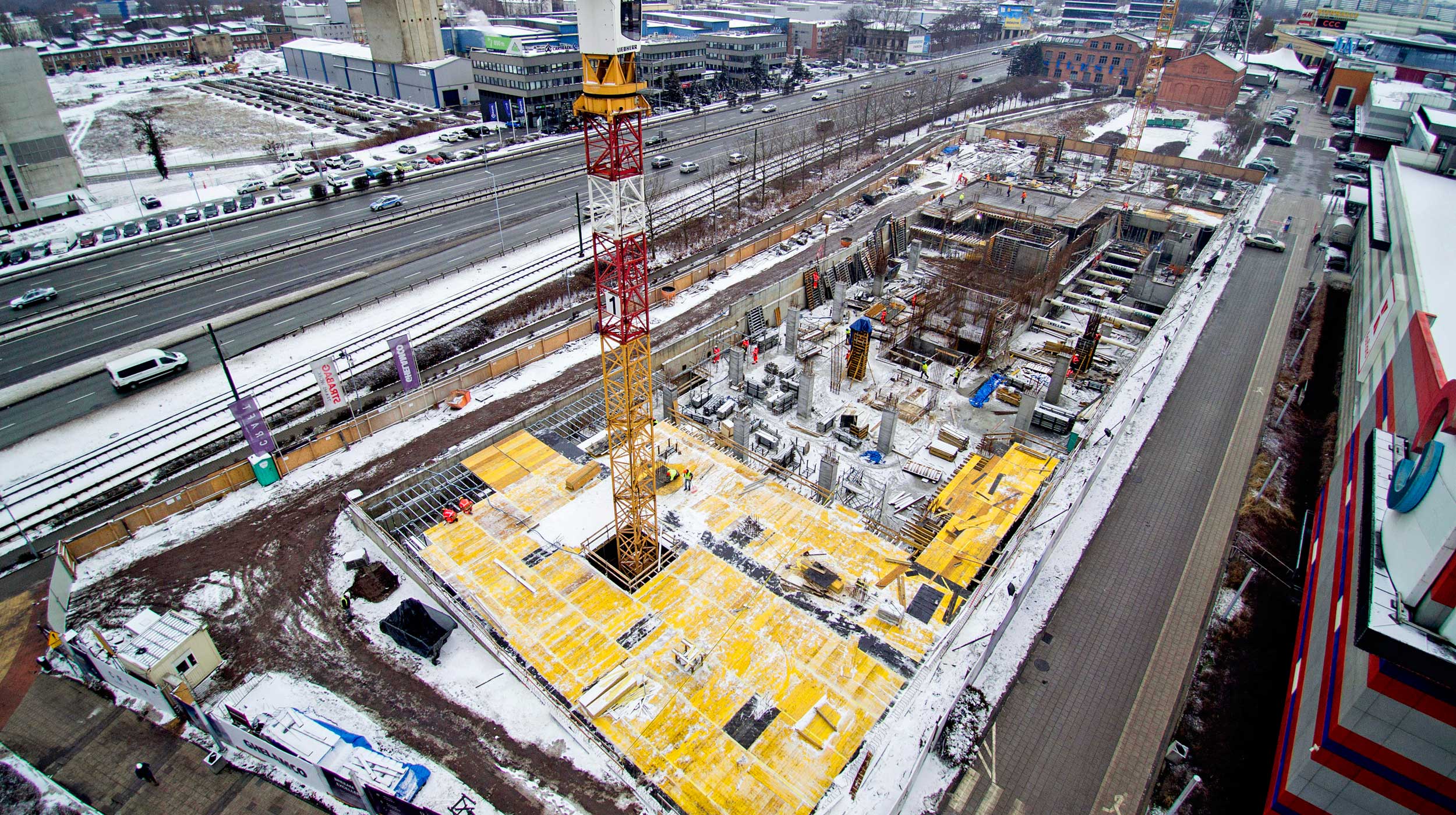 O moderno edifício de escritórioulmas junto ao centro comercial Silesia City Center terá 13 andares, um parque de estacionamento e seis terraços numa área de quase 27 000 m².