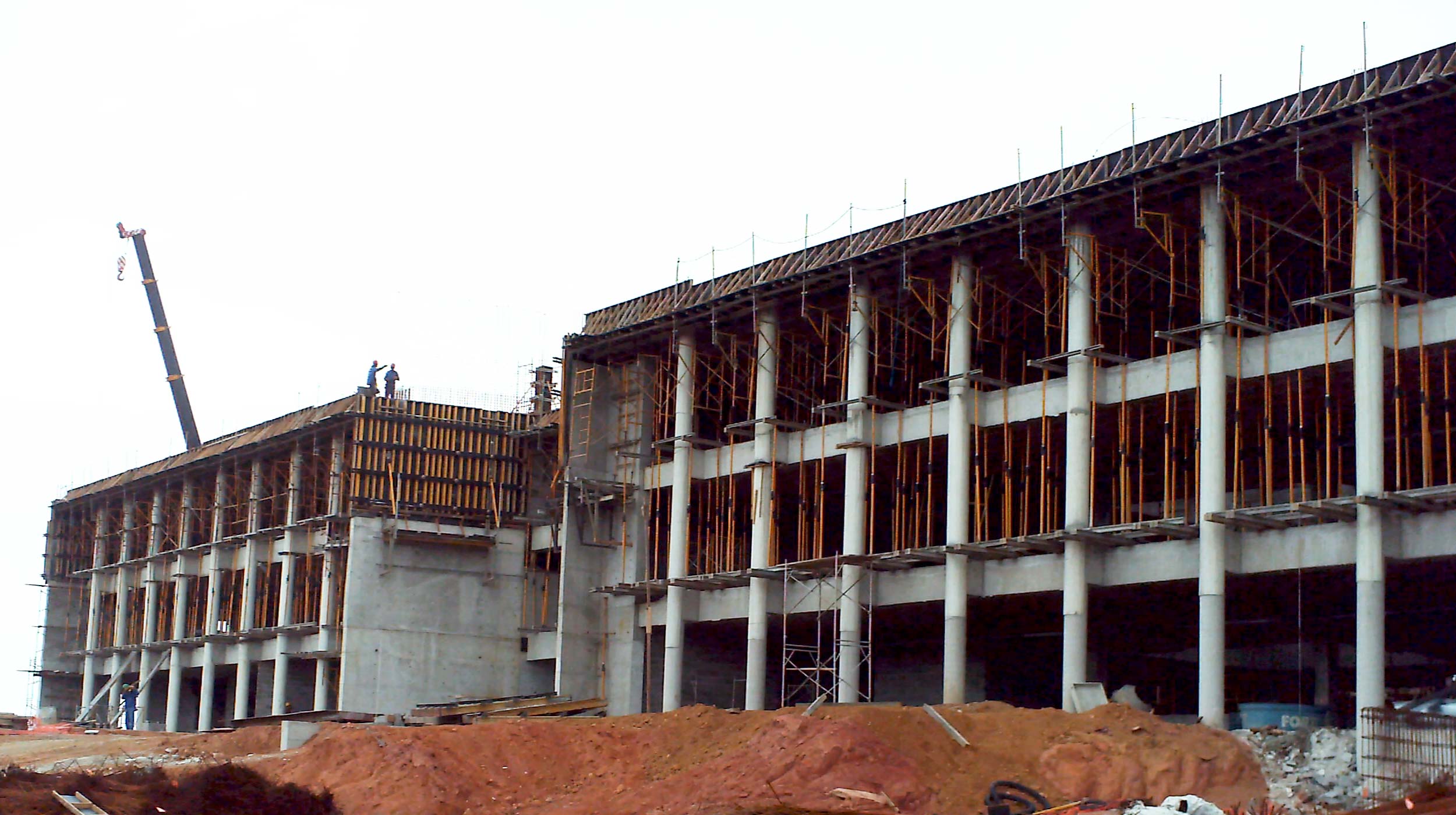 A nova sede das instalações industriais da Schlumberger no Brasil destaca-se por sua imponente estrutura de 2.500 m² e muros de 16 m de altura em betão visto.