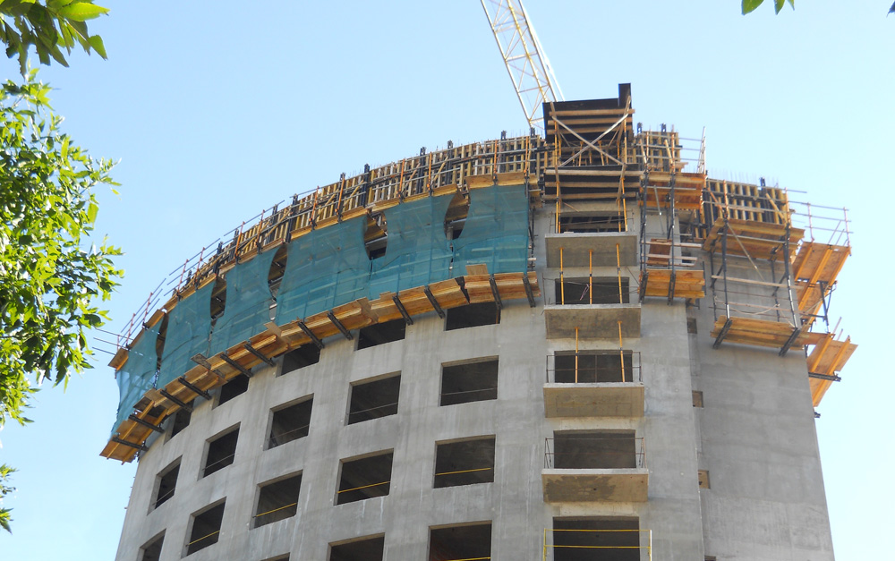 Trata-se do segundo edifício de um projeto que contempla 3 edifícios residenciais, com torres de características iguais e localizado no bairro portenho de San Cristóbal.