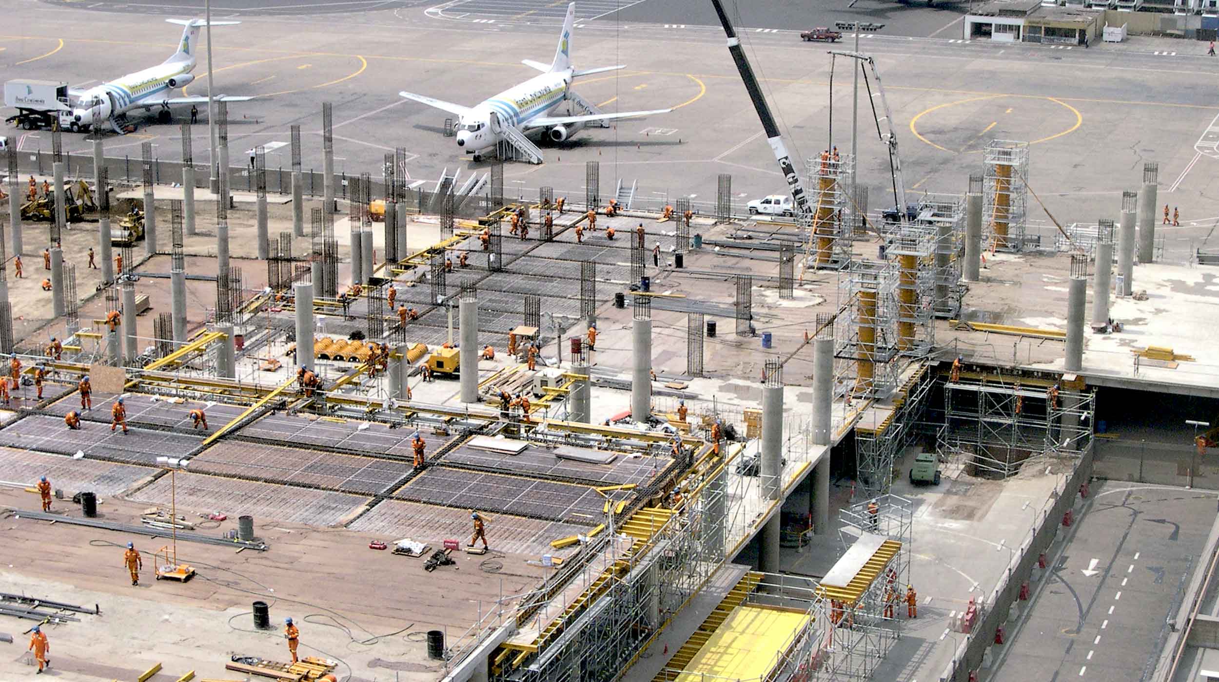 O aeroporto Jorge Chávez é o principal do país uma vez que concentra a maior parte dos voos internacionais e nacionais do Peru.