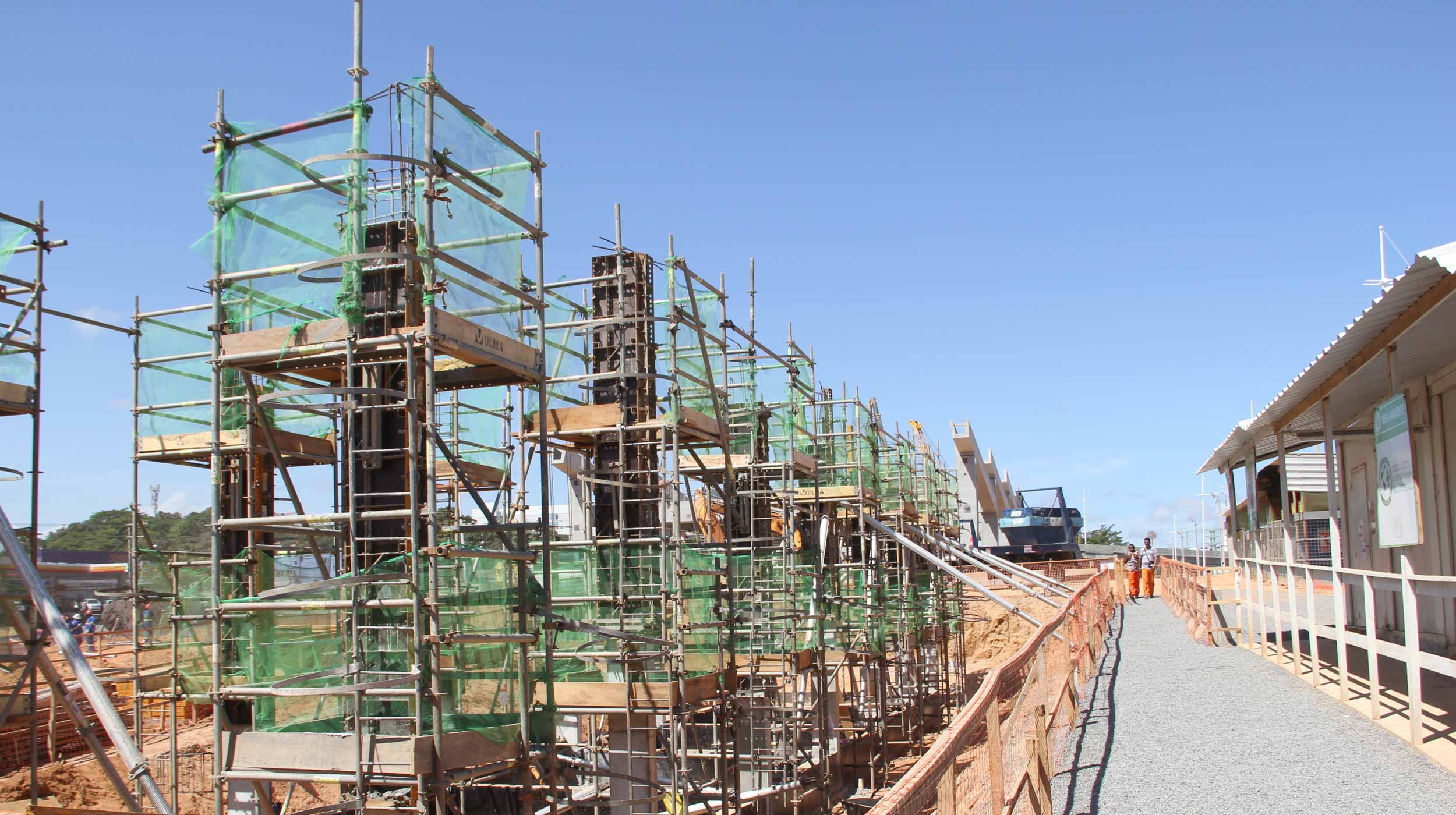 Construção de uma estação de metrô em um túnel, que demandava um prazo de construção muito exíguo.