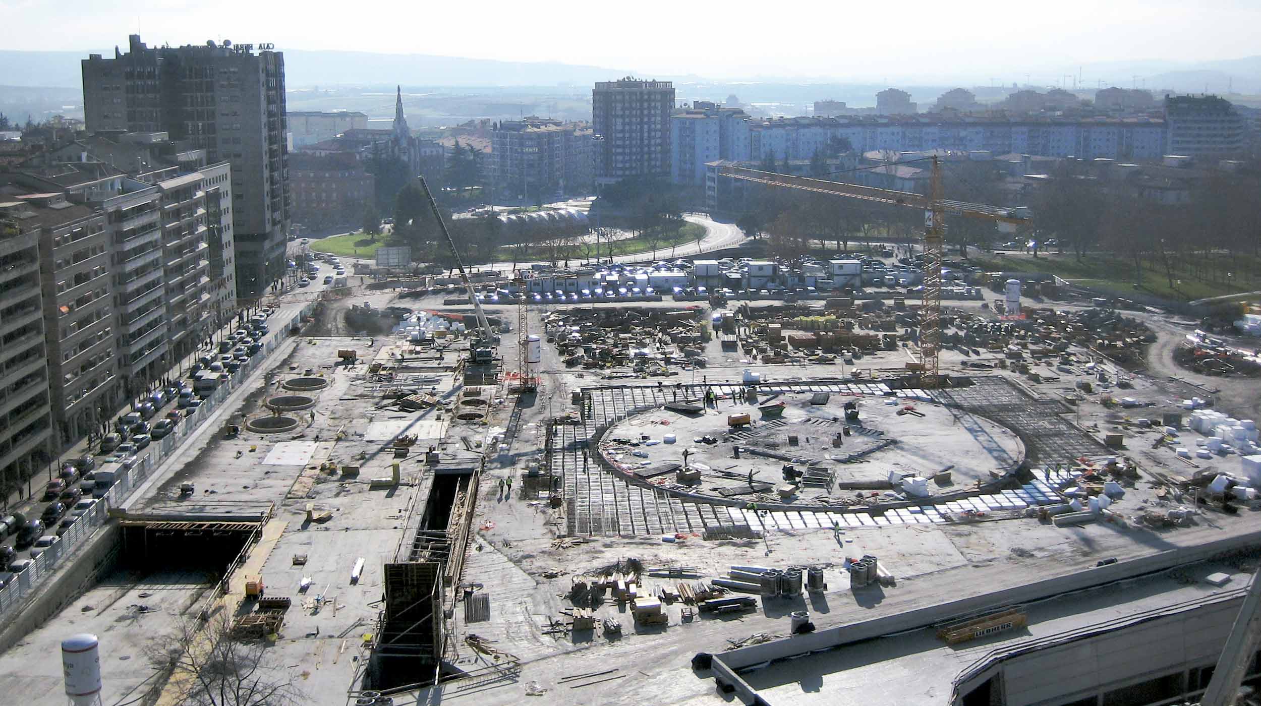 A Estação de Ônibus de Pamplona, situada no centro da cidade, integra a infraestrutura destinada ao transporte público em um ambiente histórico murado rodeado de zonas verdes.