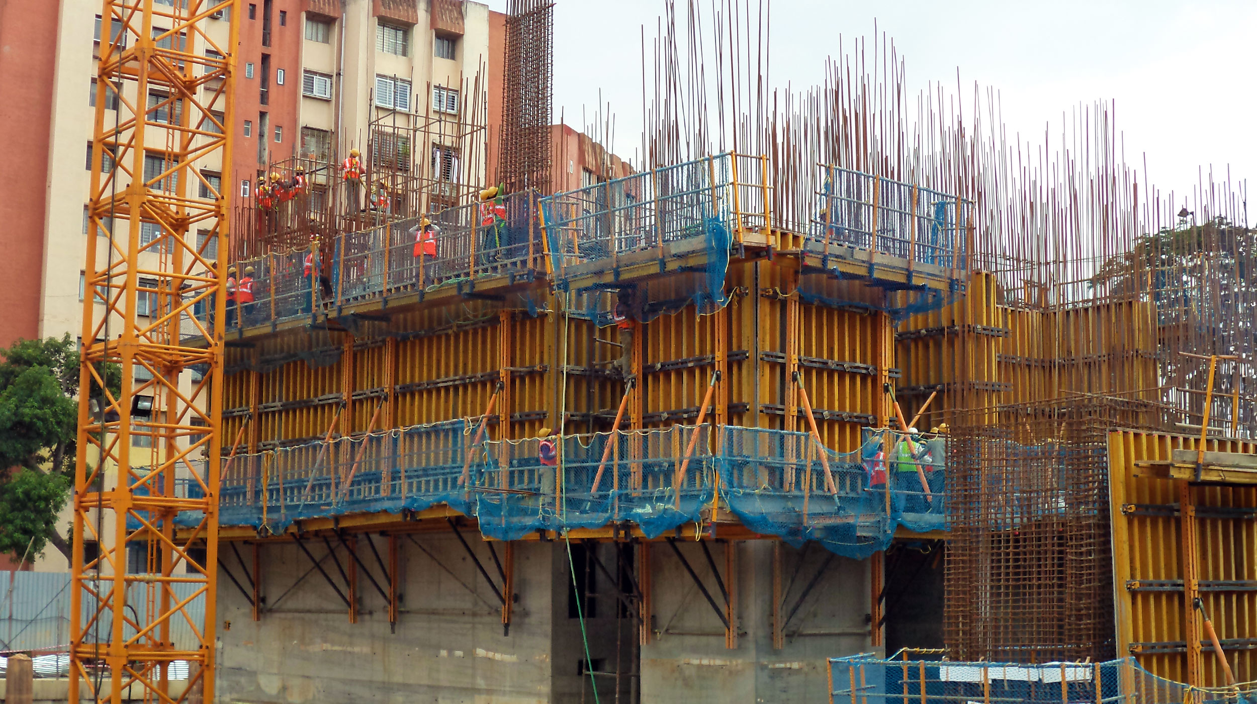 Situado no coração financeiro da cidade de Bangalore, seus 115 m de altura inclui 30.000 m² de 24 andares cada uma e dois subsolos.