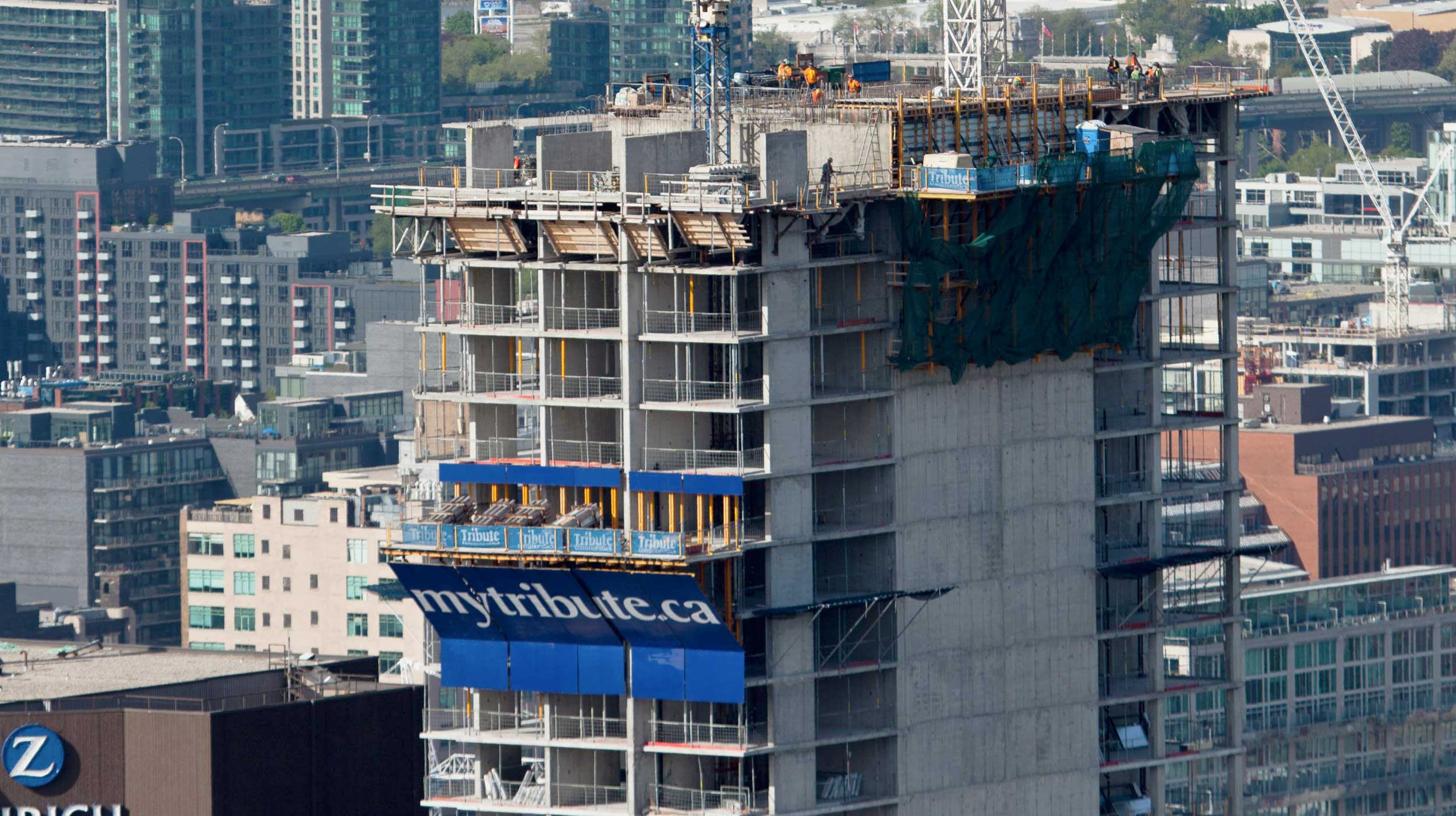 O edifício residencial RCMI, localizado no centro de Toronto, é um distinto condomínio com equipamentos e serviços exclusivos.