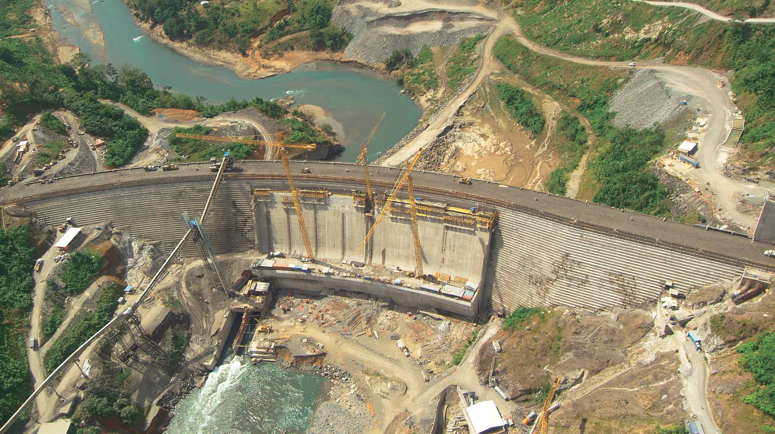 Esta grande obra, localizada na província panamenha Bocas de Toro, contempla em sua fase principal a barragem da futuro reservatório no rio Changuinola.