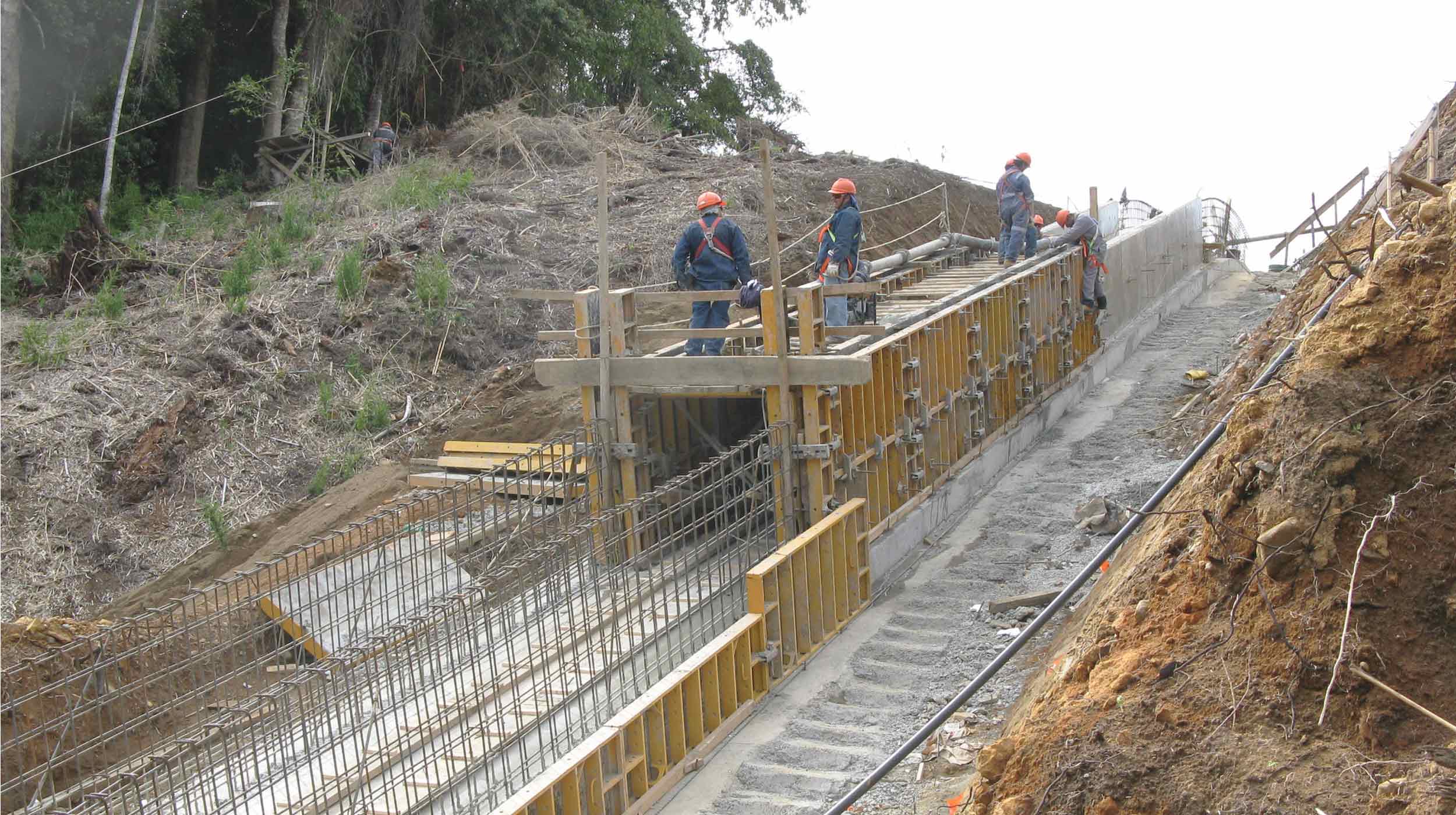 Localizada na Comunidade de Rio Bueno, 14ª região, a barragem é abastecida pelo rio Licán.