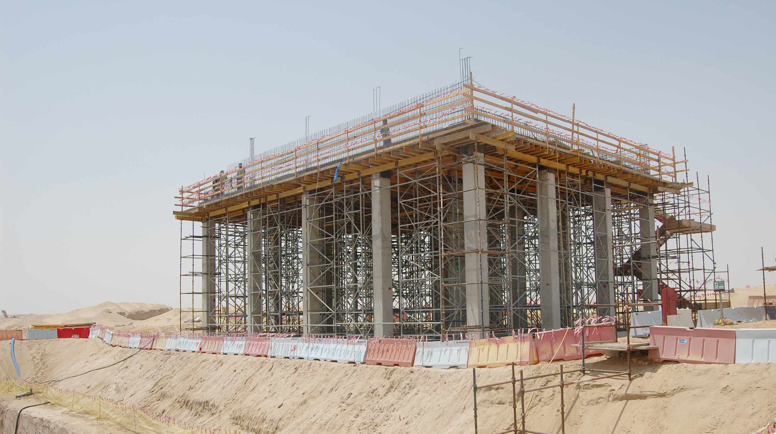 A Estação Jebel Ali em Dubai conta com uma área de 300 m², muros com alturas entre 2,2 m e 7,3 m e lajes com 25 cm de espessura.