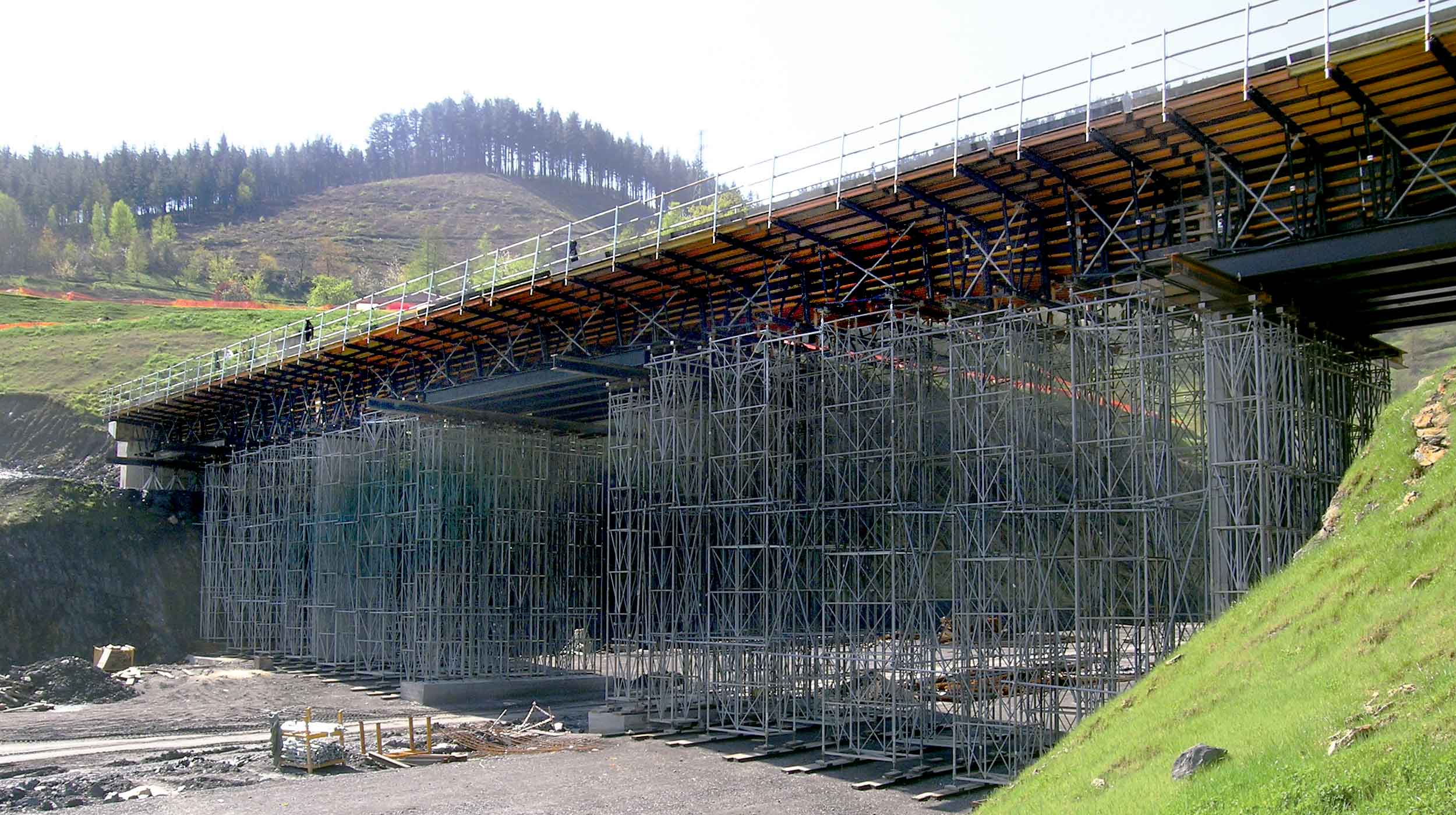 A ULMA Construcción contribuiu para melhorar a circulação do território basco, criando acessos às localidades próximas do rio Deba, com as suas obras no trecho de Eskoriatza Norte-Arrasate Norte.