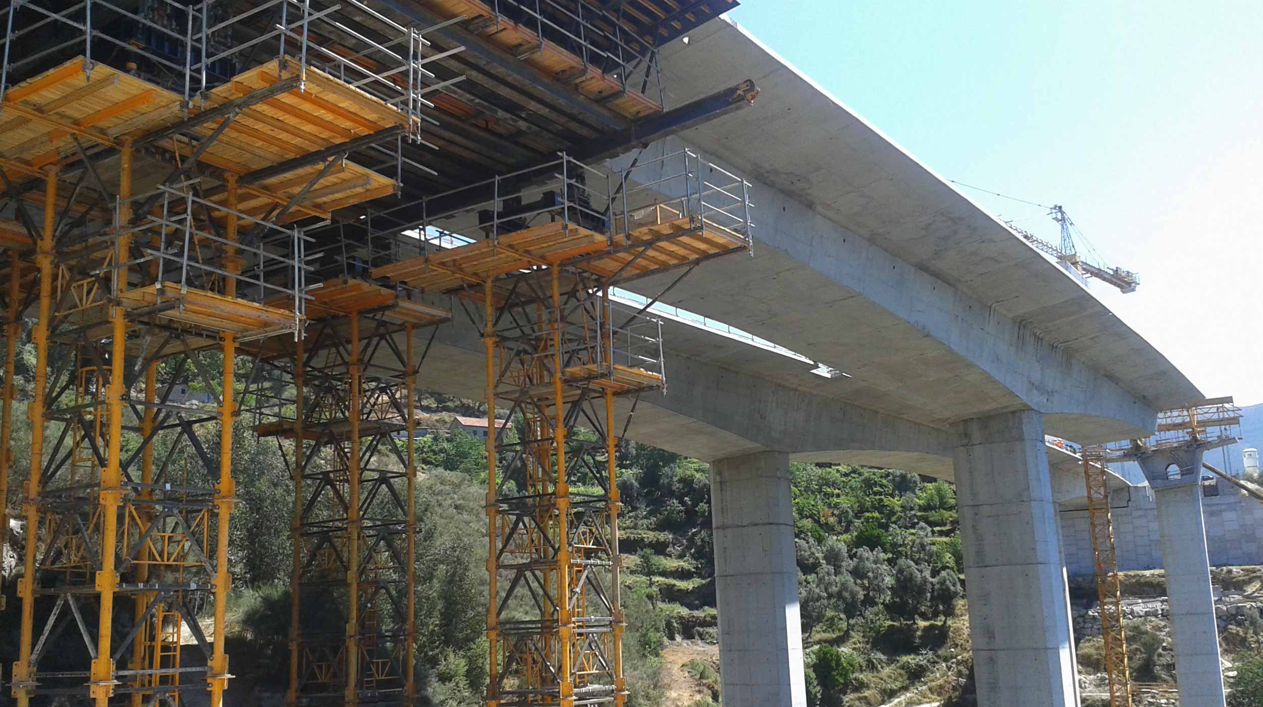 Trata-se de uma das obras mais importantes do país tanto do ponto de vista técnico como económico, permite a ligação por auto-estrada entre o Porto e Vila Real.