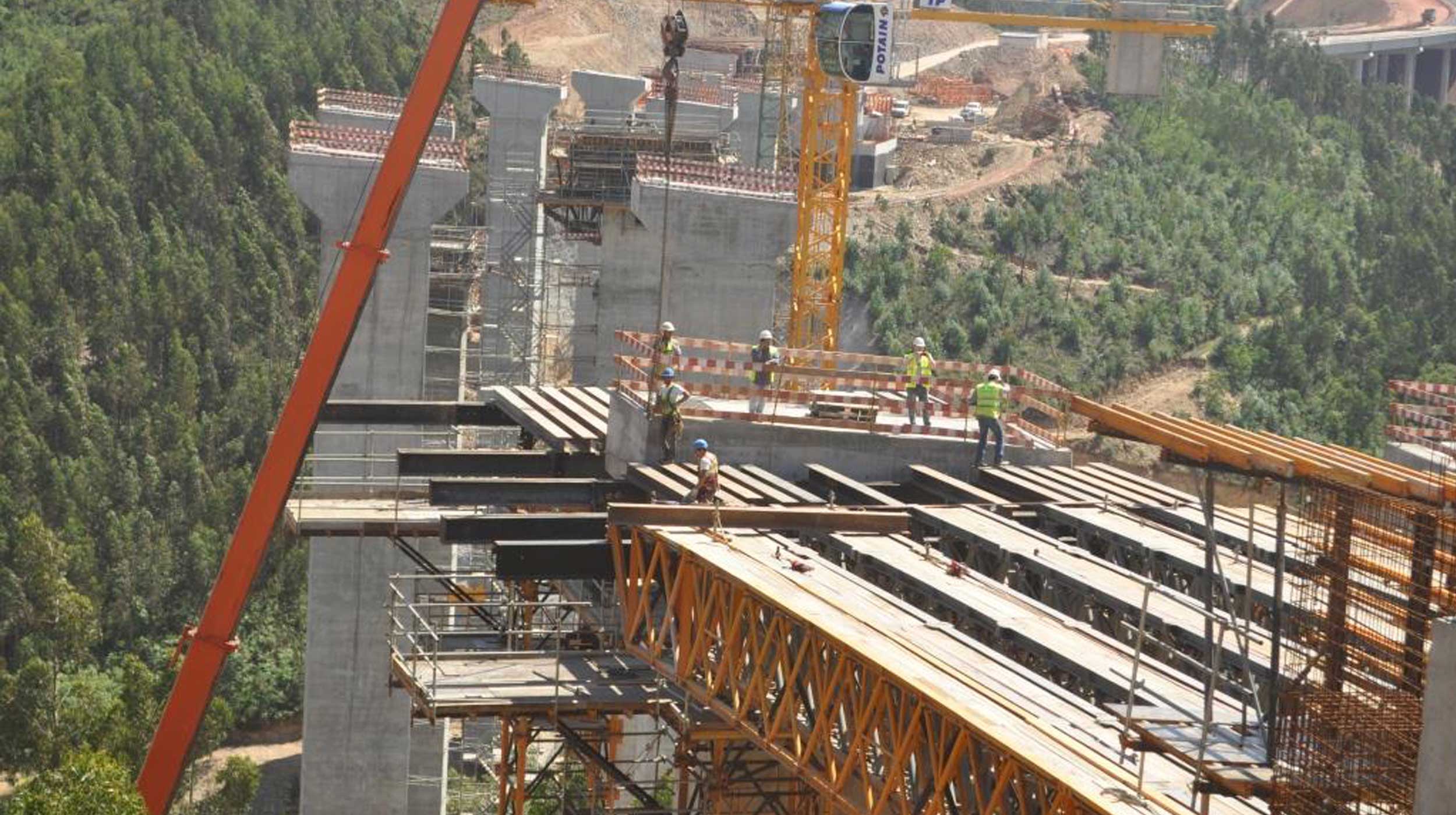 Com a obra Auto estrada do Pinhal Interior, tornou-se possivel a ligação entre Coimbra e Tomar, numa extensão de aproximadamente 100 km.