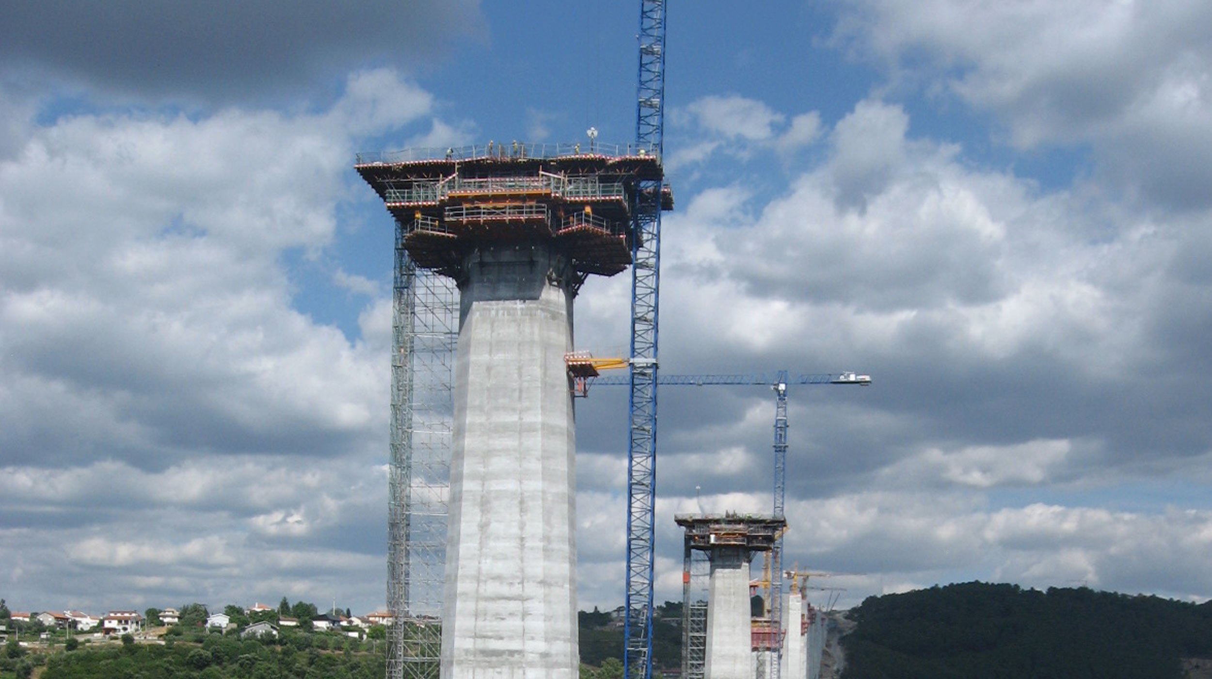 Esta auto estrada une duas cidades do Nordeste de Portugal, Vila real e Bragança. O viaduto emblemático desta obra é o Viaduto do corgo, o mais alto construído em Portugal.