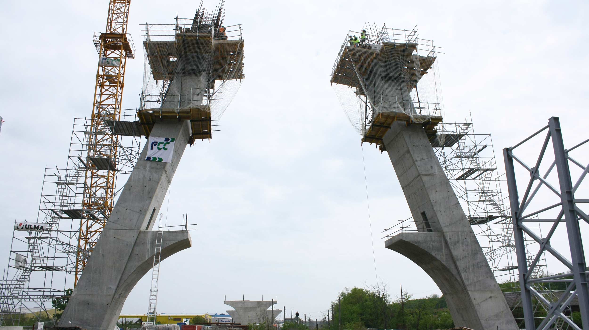 A obra faz parte do anel viário de Bucareste, em viaduto sobre a ferrovia de Otopeni.