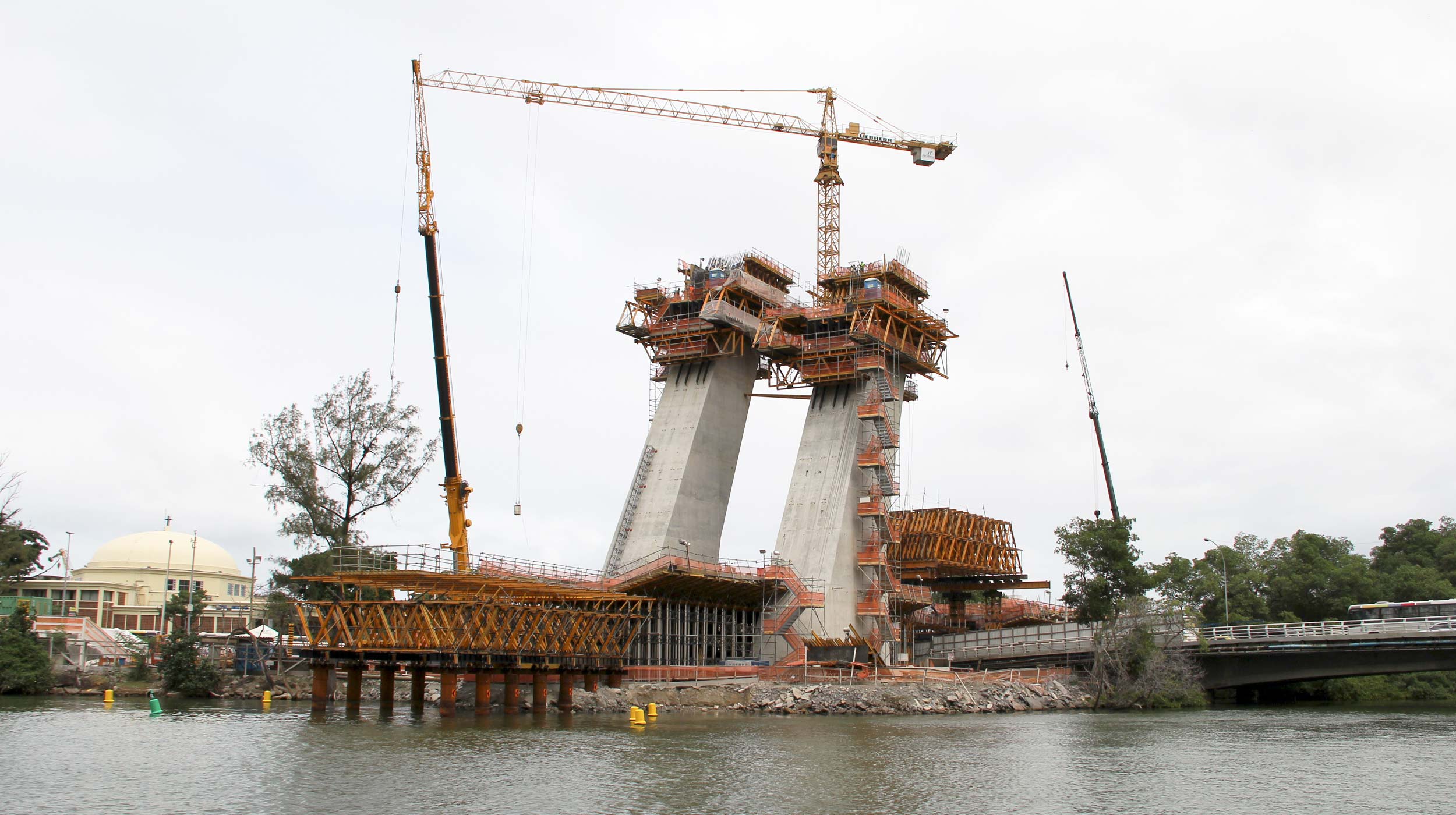 Ponte estaiada de 250 metros de extensão que sairá da Pedra do Focinho do Cavalo e passará sobre a Lagoa da Tijuca, seguindo em direção a estação Jardim Oceânico do metrô do Rio de Janeiro.