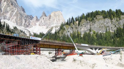 Ponte sobre o rio Rudavoi, Belluno, Itália