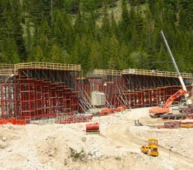 Ponte sobre o rio Rudavoi, Belluno, Itália