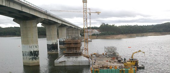 Ponte sobre rio Dão, Viseu, Portugal