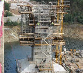 Ponte sobre rio Dão, Viseu, Portugal