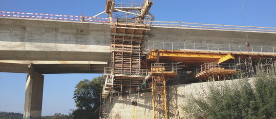 Ponte sobre rio Dão, Viseu, Portugal