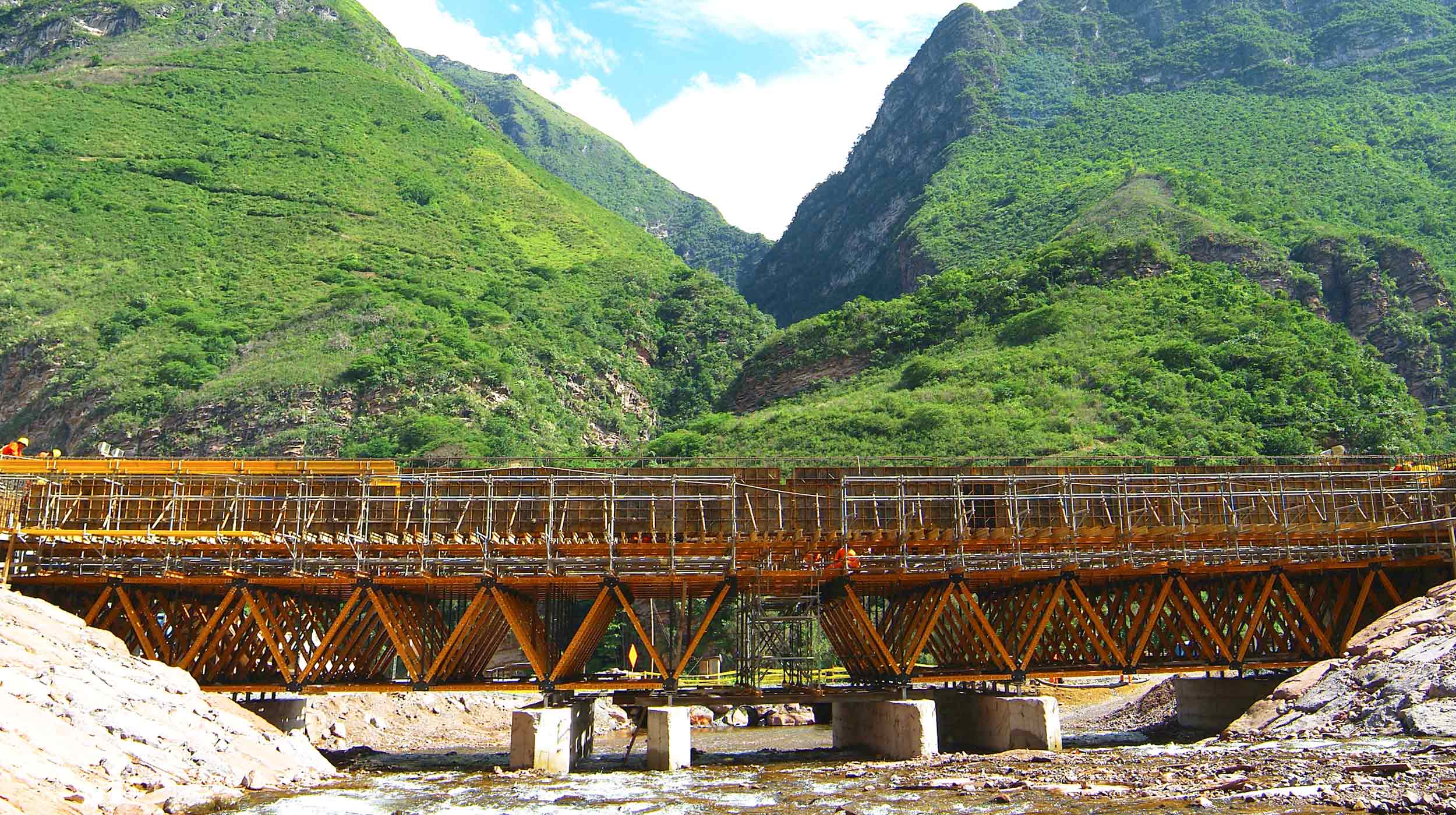 Com 40 m de comprimento e 9,4 m de largura, a ponte Tingo está localizada na província amazônica de Bagua Grande, na rodovia Interoceânica Norte, de 900 km.