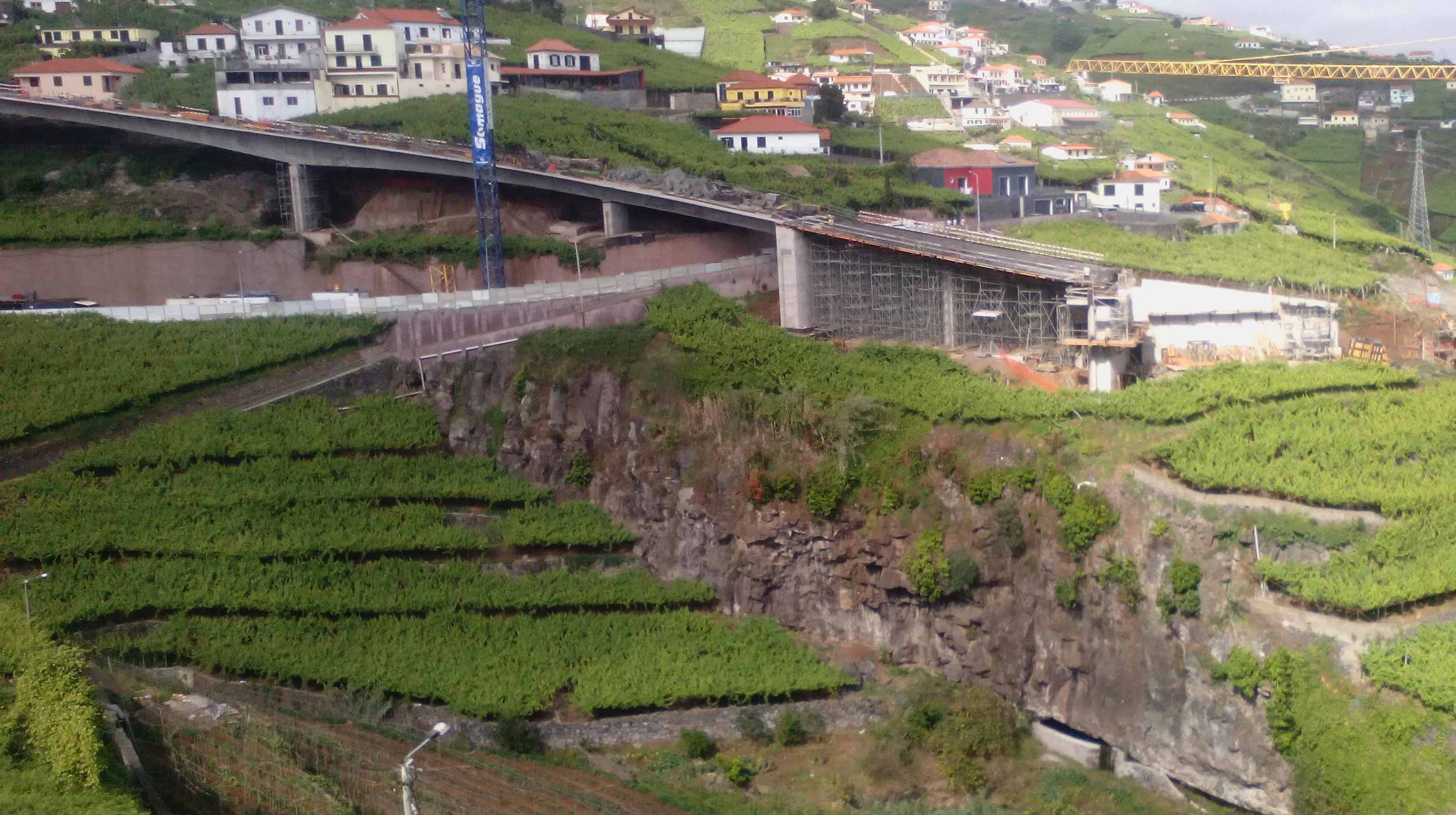 Salientamos esta obra por ter várias condicionantes de geometria e construtivas devido à orografia do terreno.