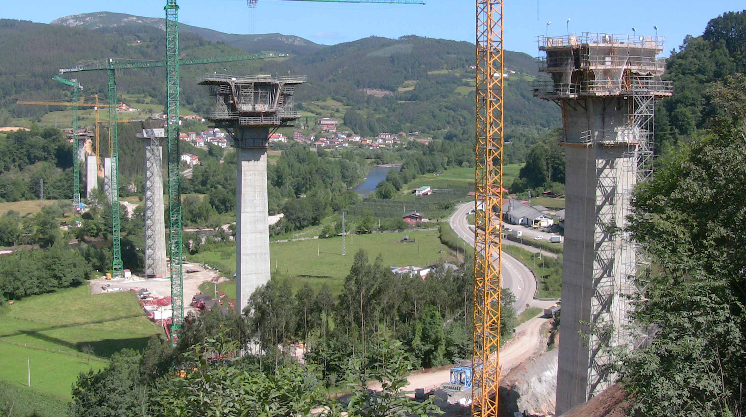 Enquadrado dentro da Rodovia de la Espina A-63 em Astúrias, seus 900 m de comprimento e vãos entre pilares de 160 m, ttransformaram-a na ponte com mais vãos sucessivos da Espanha.