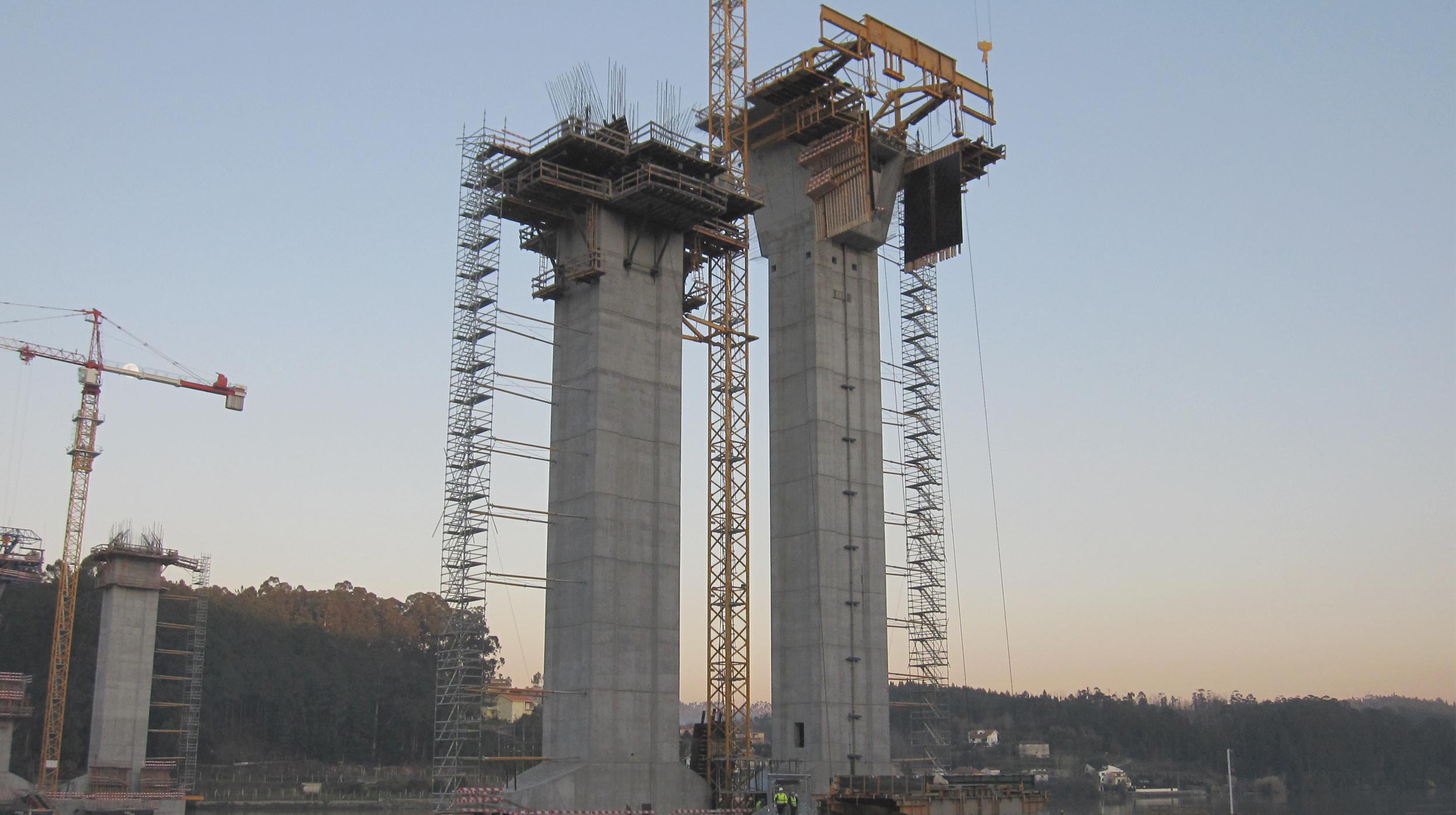 Esta obra designada nasua fase de construção por Douro Litoral, Serve populações dos Distritos de Aveiro e Porto, abrangendo vários Concelhos.