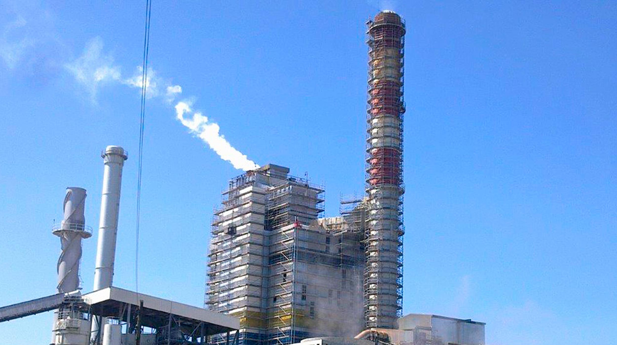 Reabilitação e manutenção de fabrica de papel em Viana do castelo. Necessidade de grande volume de equipamento e projecto técnico complexo.