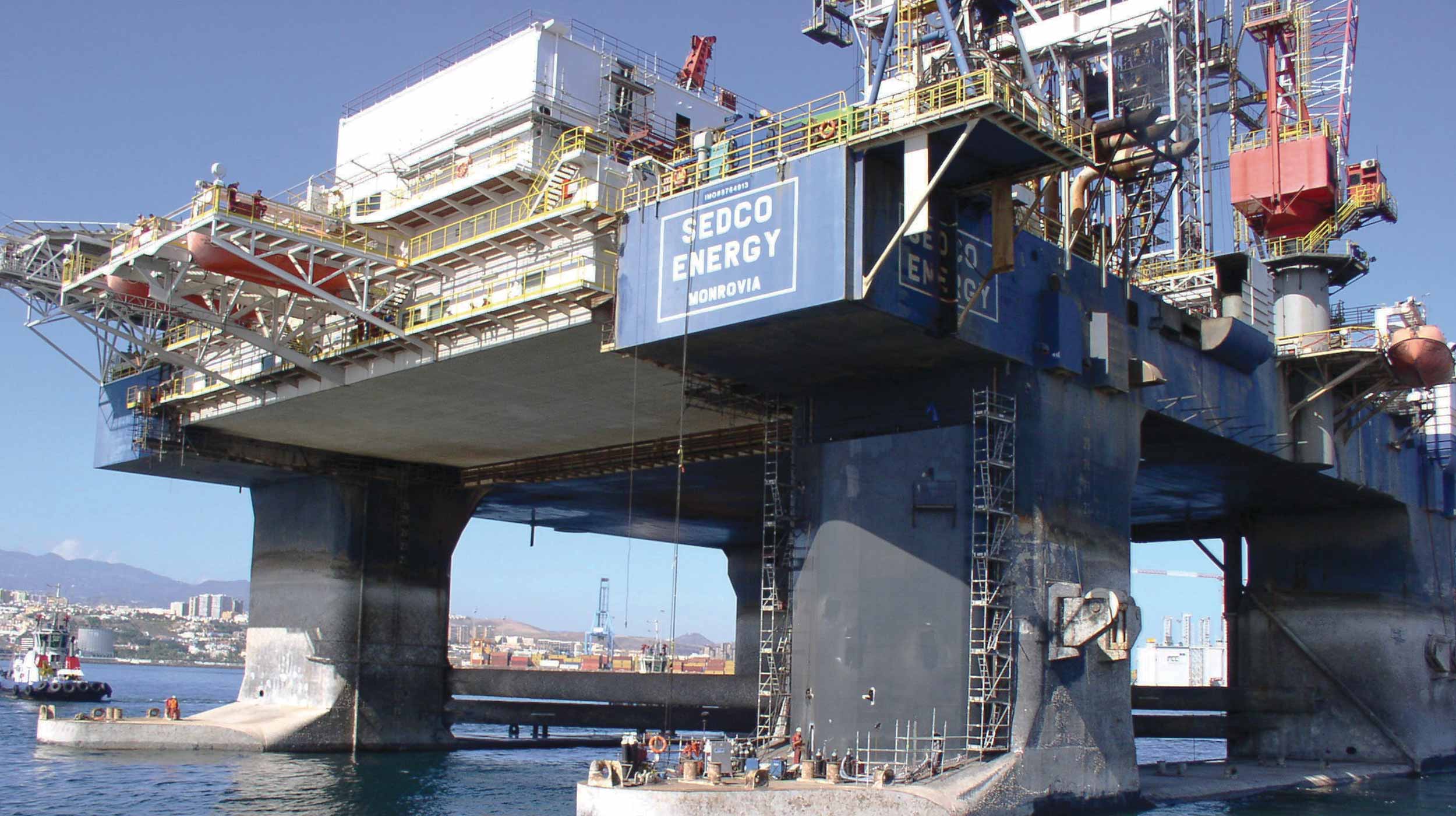 Manutenção de plataformas petrolíferas que realizam as paradas no Porto da Luz e Las Palmas (Gran Canária) procedentes de depósitos do sul da África.