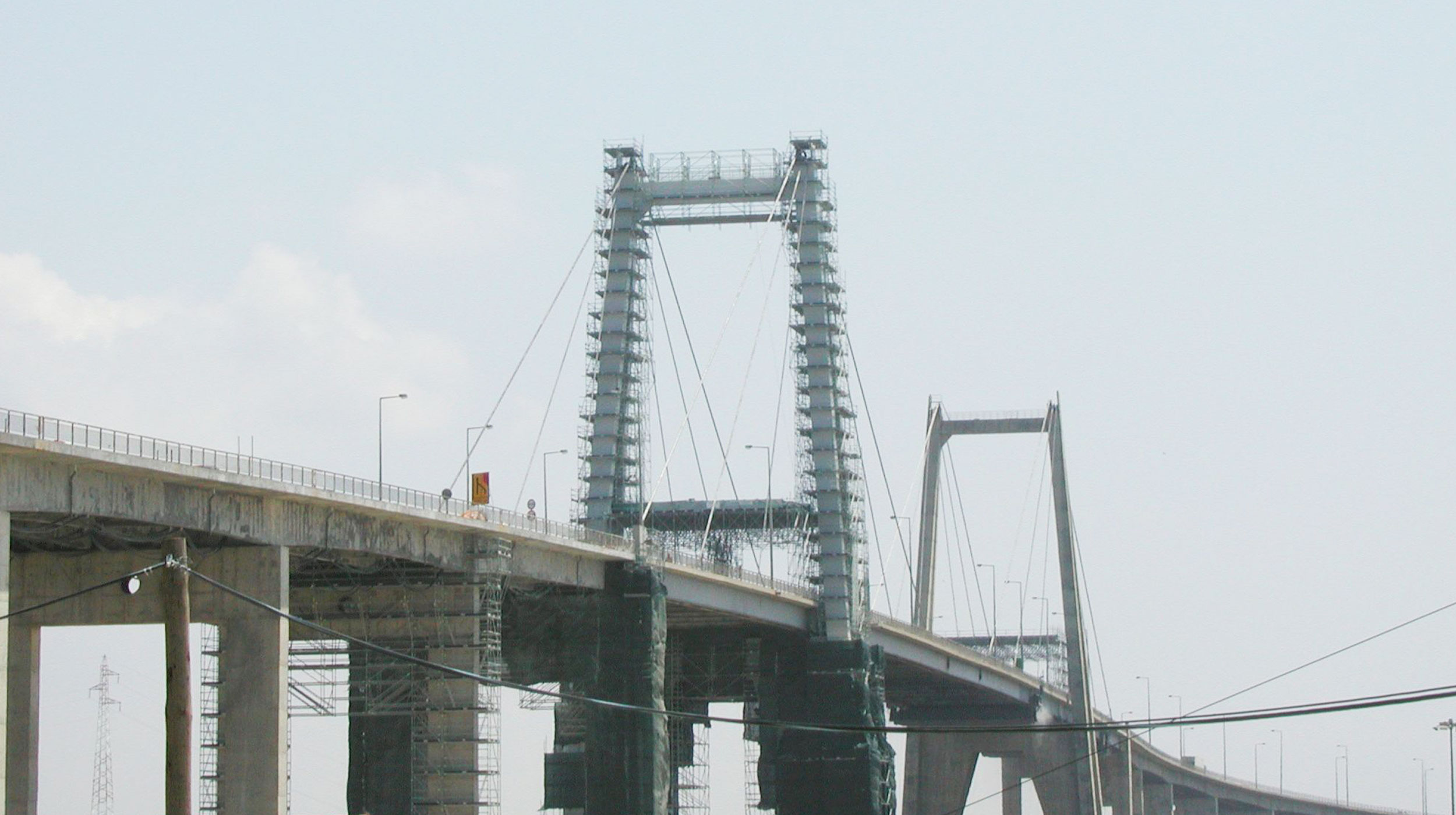 É uma obra de restauração de uma ponte construída sobre o Rio Mondego. Houve uma restauração concreta da pilha em formato de “A”.