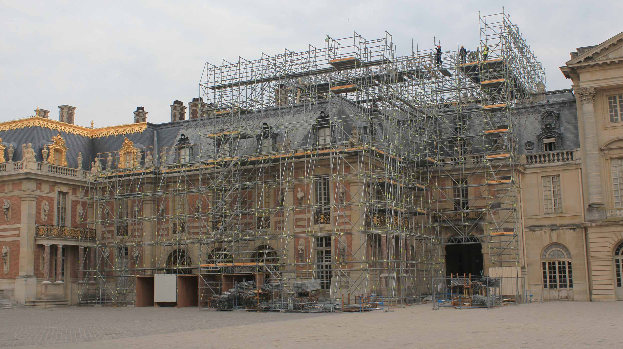 Residência da monarquia francesa e patrimônio da humanidade pela UNESCO, sua restauração envolveu numerosos trabalhos, desde o andaime.