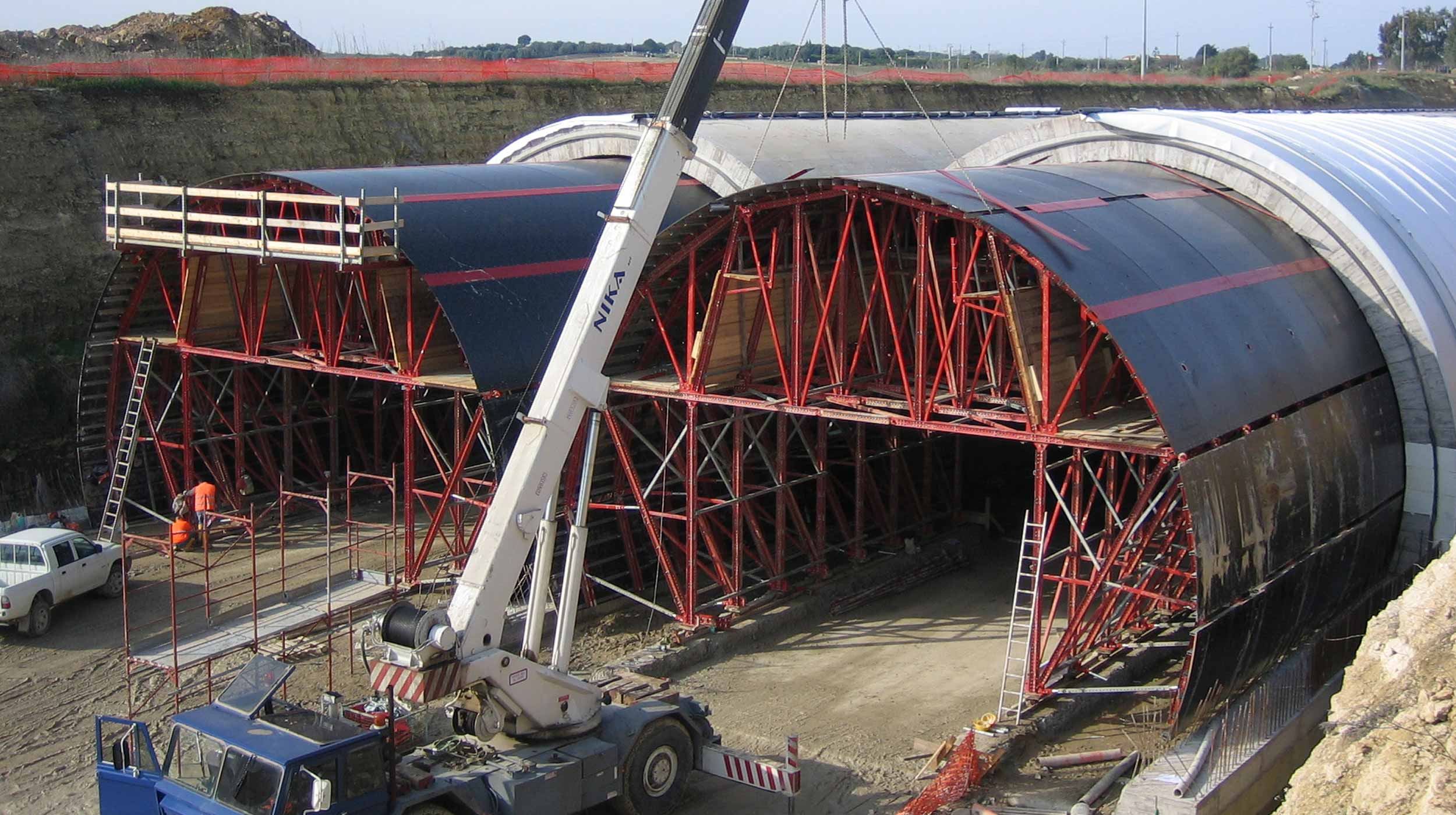 O falso túnel de via dupla faz parte das obras da estrada que circula entre Catania e Siracusa.