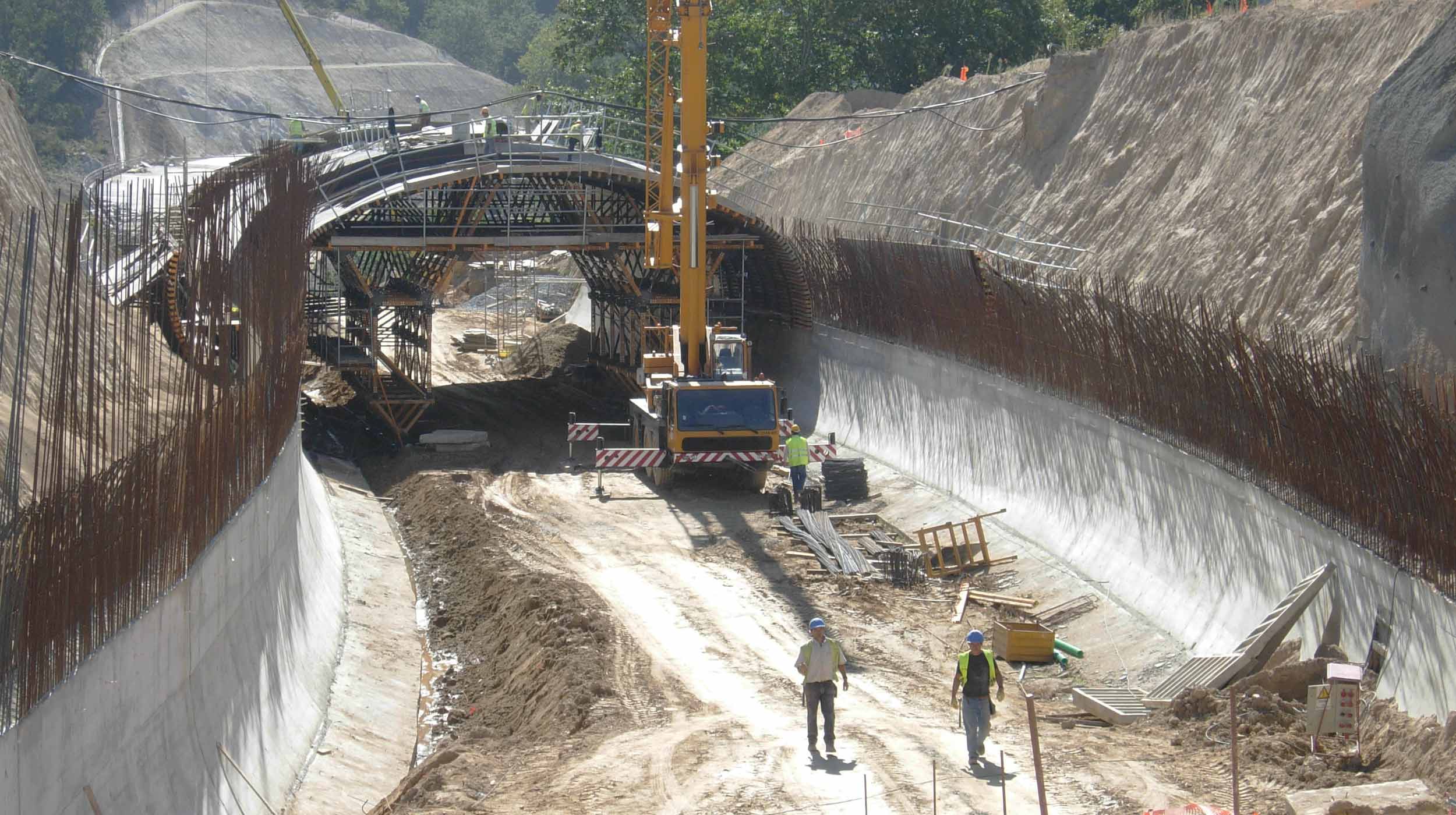 Trata-se de um falso túnel de olho único (115 m de comprimento) na variante EN-101 Ponte da Barca - Arcos de Valdévez, en Portugal.