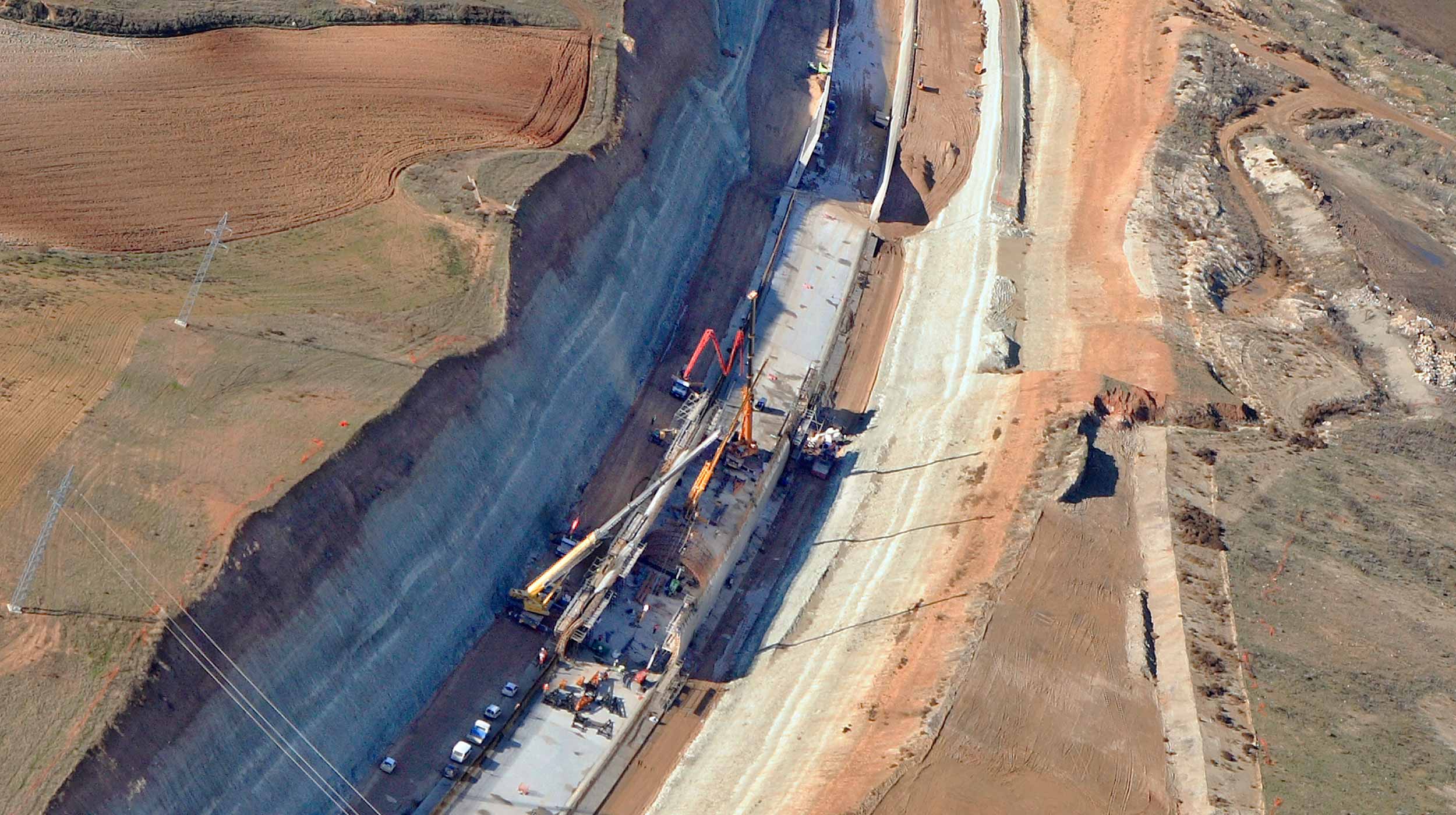 Dentro do Eixo Atlântico Ferroviário Europeu, este falso túnel de 500 m de comprimento, 14,4 m de largura e 9,9 metros de altura se integra ao triângulo de Baños.