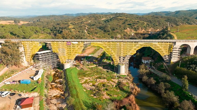 14.000 m² de andaimes para a reparação da ponte sobre o curso de água de Rivera de Huesna, em Sevilha