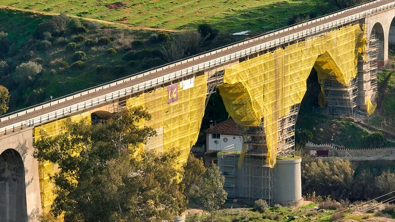 14.000 m² de andaimes para a reparação da ponte sobre o curso de água de Rivera de Huesna, em Sevilha