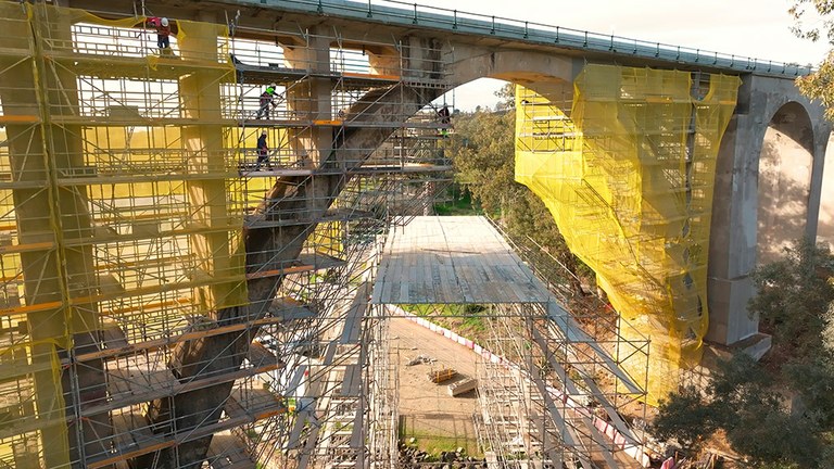 14.000 m² de andaimes para a reparação da ponte sobre o curso de água de Rivera de Huesna, em Sevilha