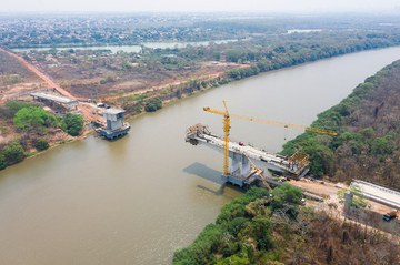 Sistema em balanço sucessivo vence vão 240m, mantendo a navegabilidade do Rio Cuiabá, Brasil