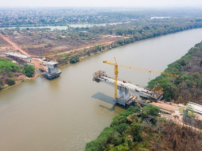 Sistema em balanço sucessivo vence vão 240m, mantendo a navegabilidade do Rio Cuiabá, Brasil