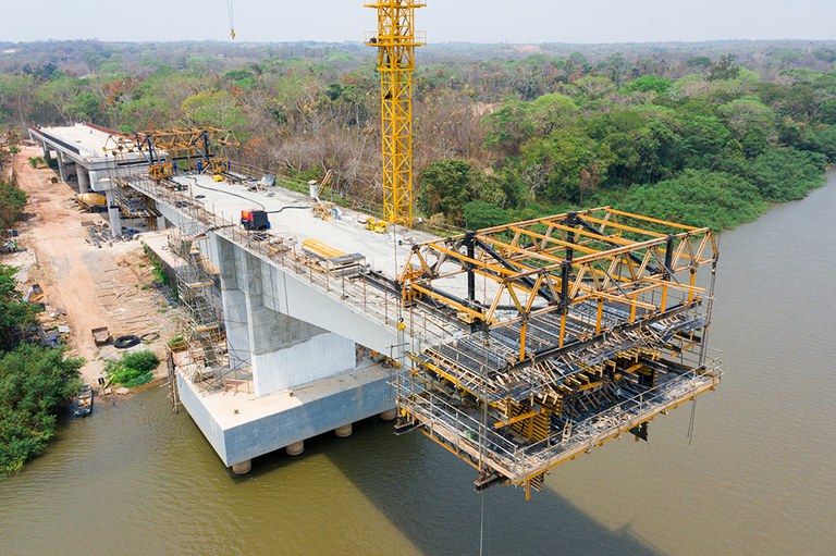 Sistema em balanço sucessivo vence vão 240m, mantendo a navegabilidade do Rio Cuiabá, Brasil