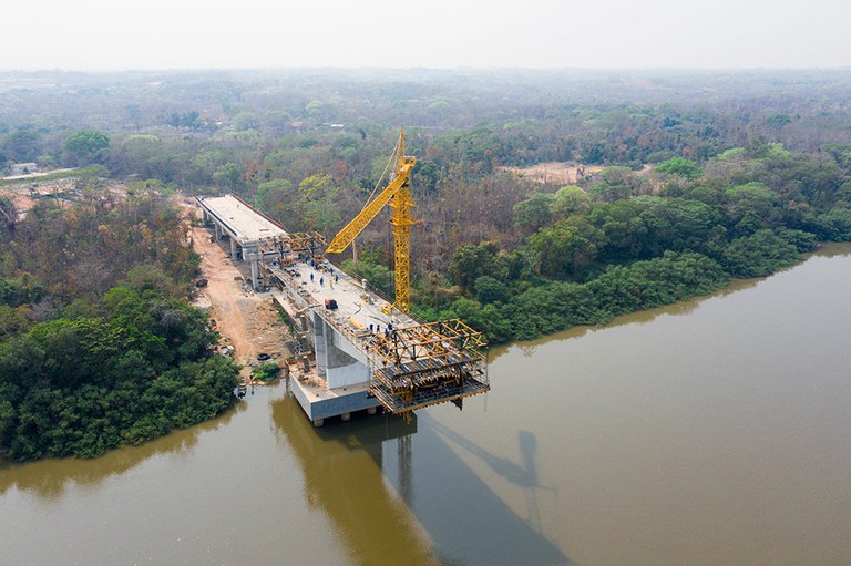 Sistema em balanço sucessivo vence vão 240m, mantendo a navegabilidade do Rio Cuiabá, Brasil