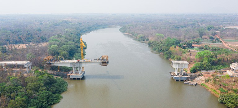 Sistema em balanço sucessivo vence vão 240m, mantendo a navegabilidade do Rio Cuiabá, Brasil