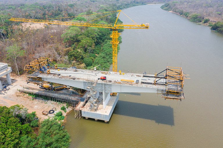 Sistema em balanço sucessivo vence vão 240m, mantendo a navegabilidade do Rio Cuiabá, Brasil